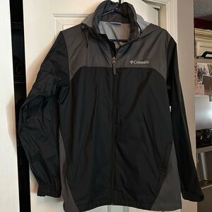 Men’s Columbia rain windbreaker.